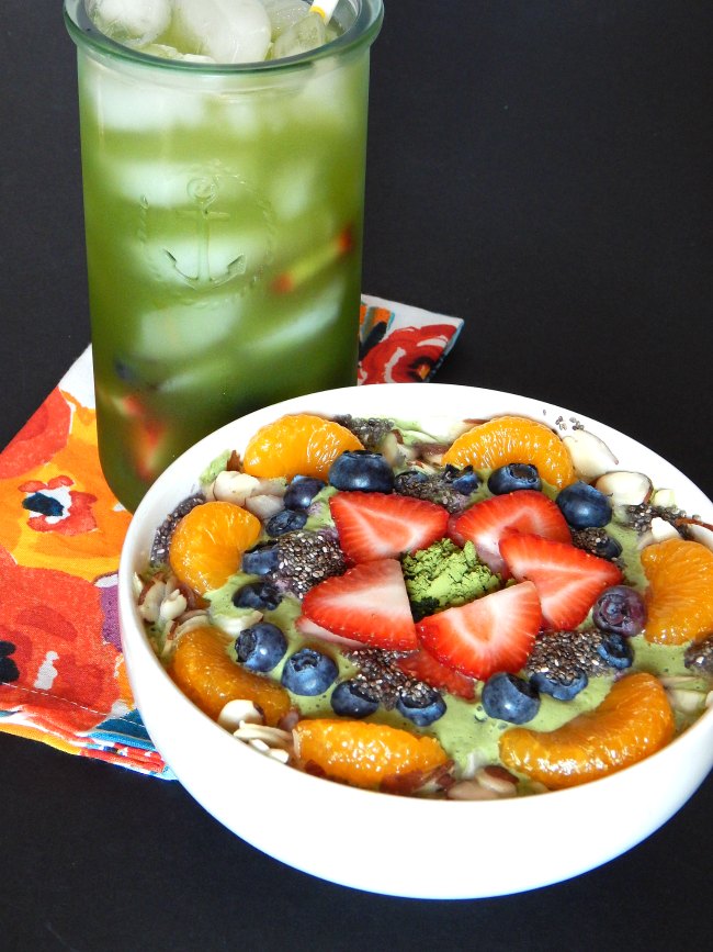 Ujido matcha drink and smoothie bowl on www.sugarbananas.com